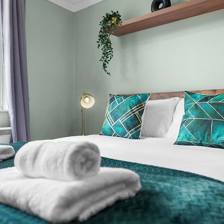 Chic 2 Bedroom Apartment Near Liverpool Street By Gold Stays London Eksteriør billede