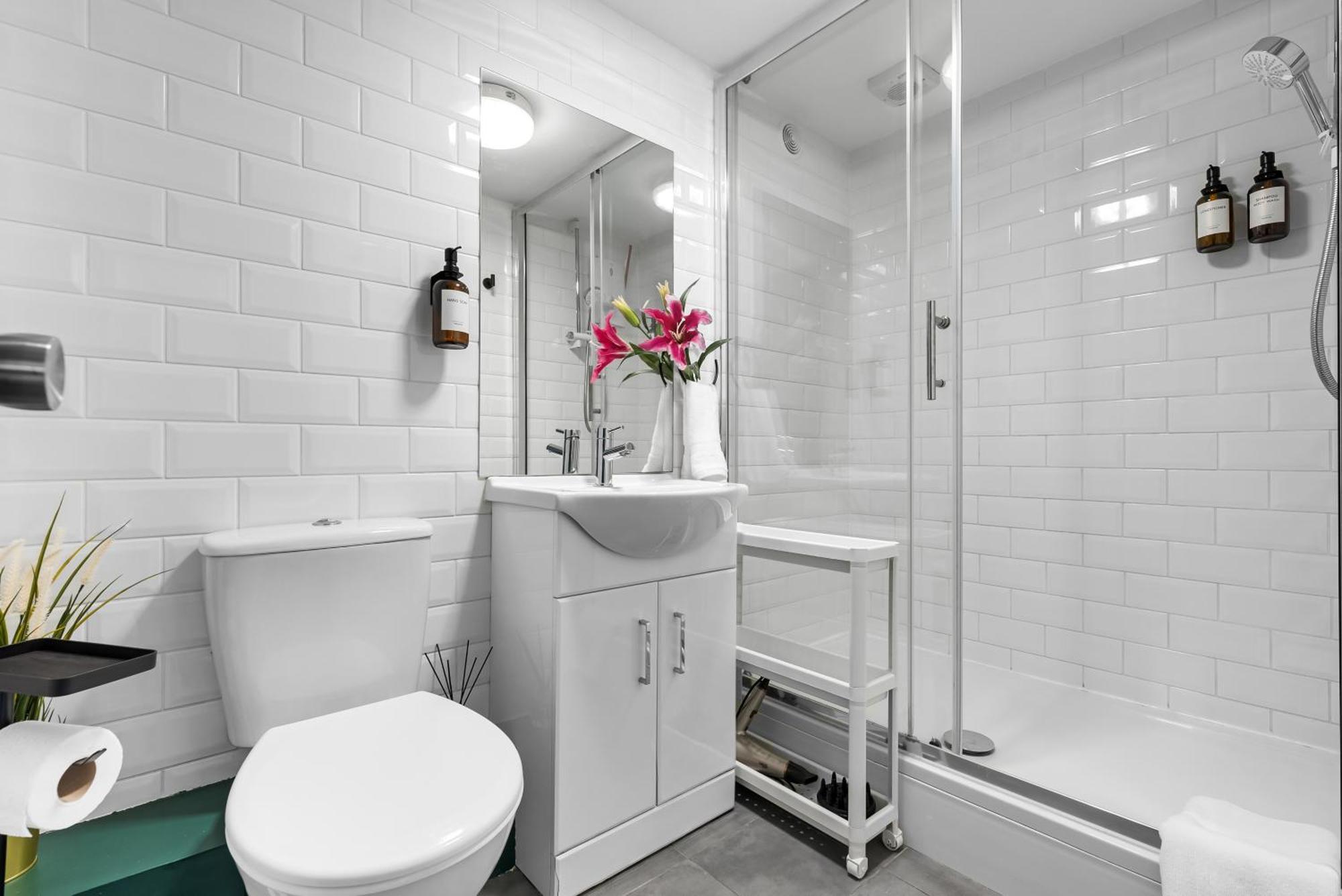 Chic 2 Bedroom Apartment Near Liverpool Street By Gold Stays London Eksteriør billede
