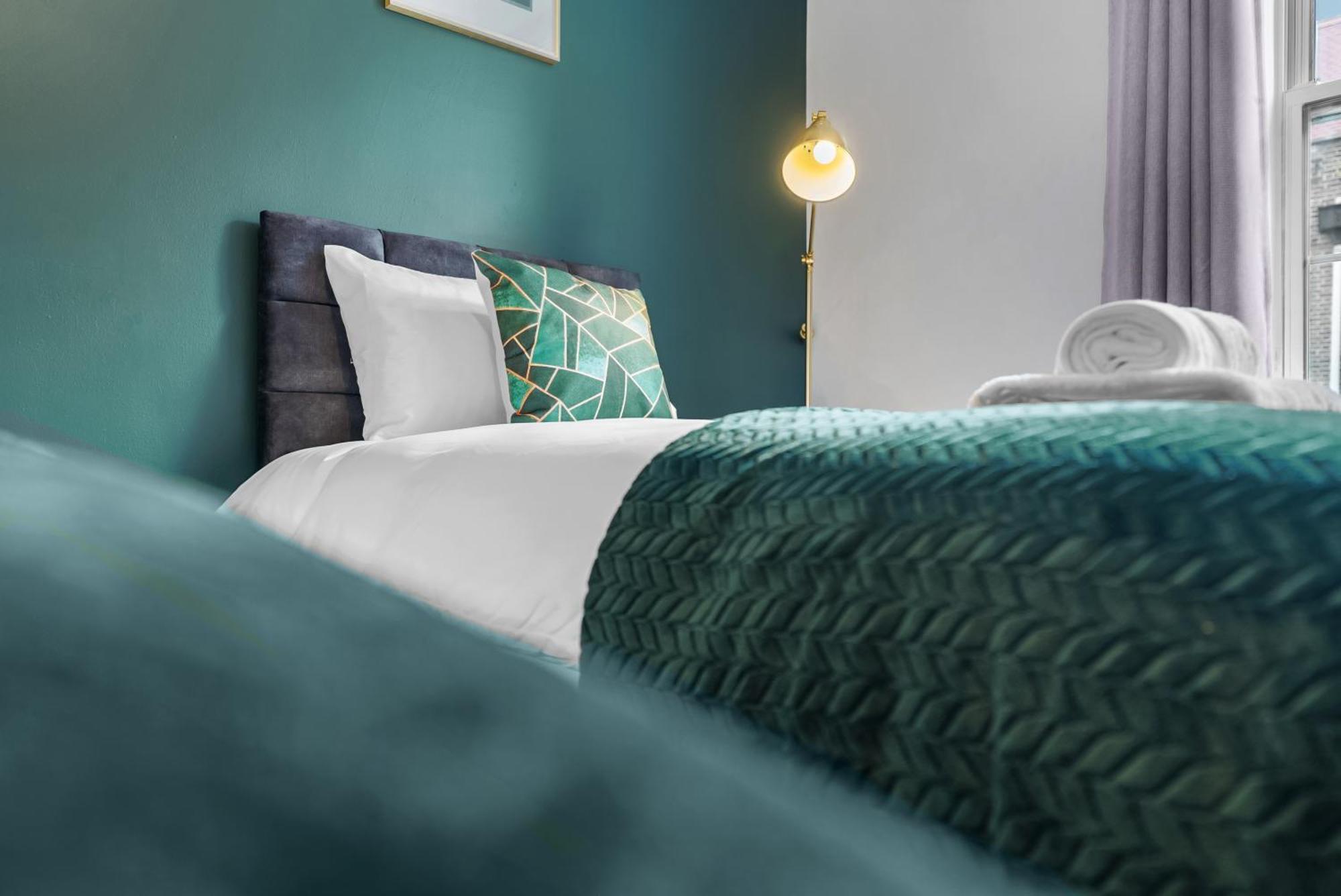 Chic 2 Bedroom Apartment Near Liverpool Street By Gold Stays London Eksteriør billede